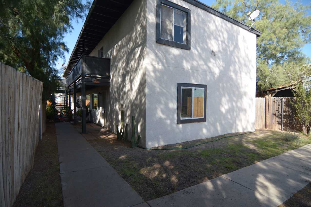 2 Bedroom 1 Bath Apartment! Close to the UofA and Downtown!