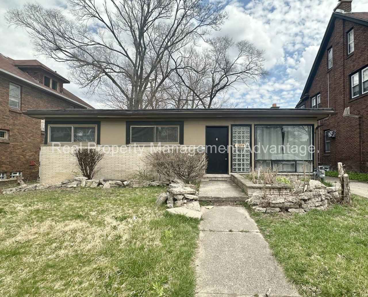 Beautiful Mid-Century 3 Bedroom Steps from Detroit Golf Club!