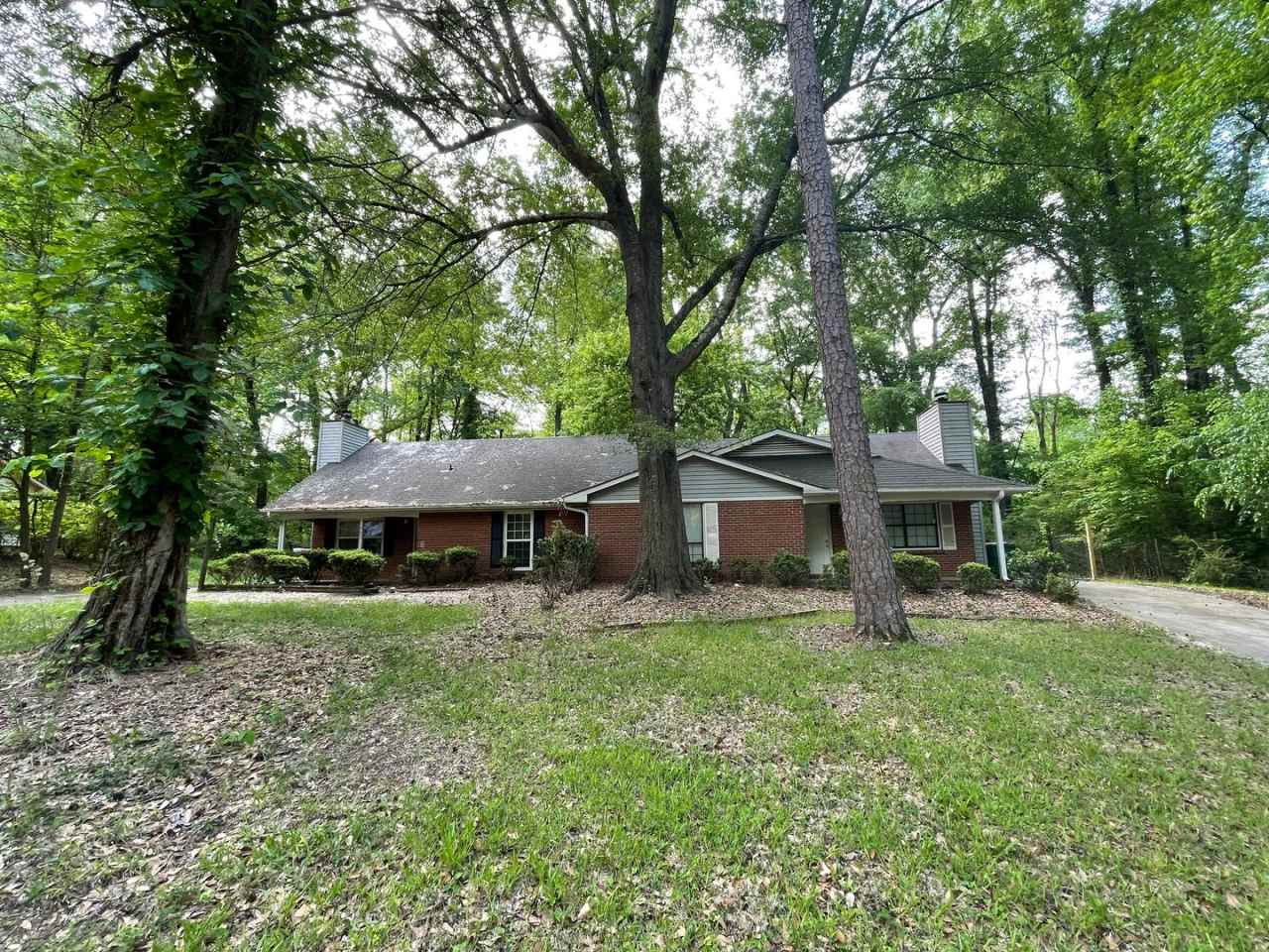 This Adorable 2 bedroom 2 bath duplex is located near Monroe Rd and Sardis Rd
