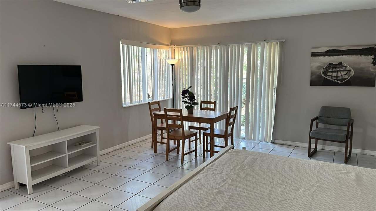 90 Isle Of Venice Dr