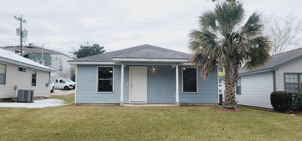 WALKABLE 2/2 w/ Open Floor Plan, Walk In Closet,  Covered Porch! Walk to Restaurants/Shopping! Avail March 1st for $1495/month!