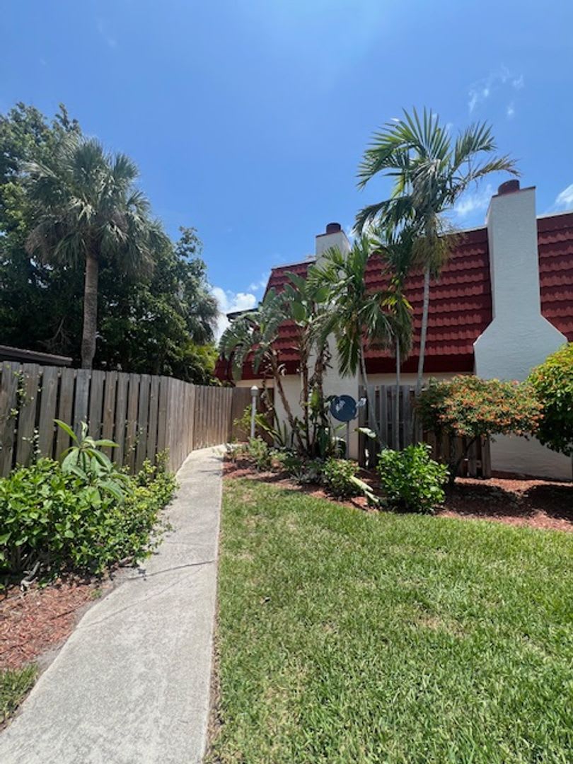 ONE MONTH FREE RENT 2 Bedroom/2 Bathrrom Townhouse Close to Fort Myers Beach and Sanibel