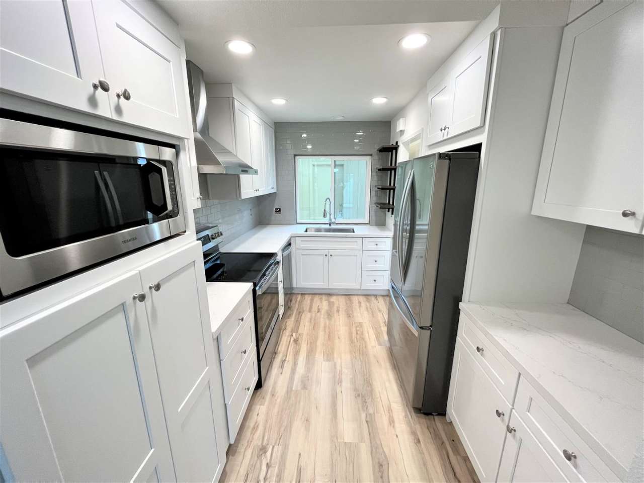 Light  Bright, Remodeled 3BD/1.5BA w/ 1 Car Garage, Comm Pool, Park and Greenbelts