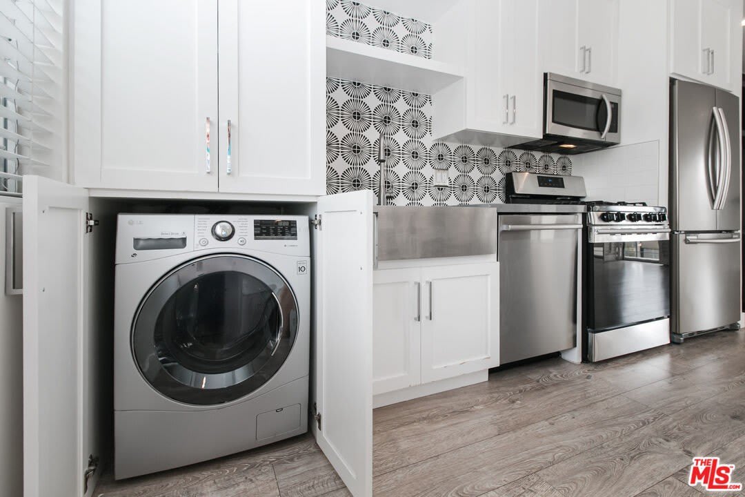 1233 N Laurel Ave unit: 209