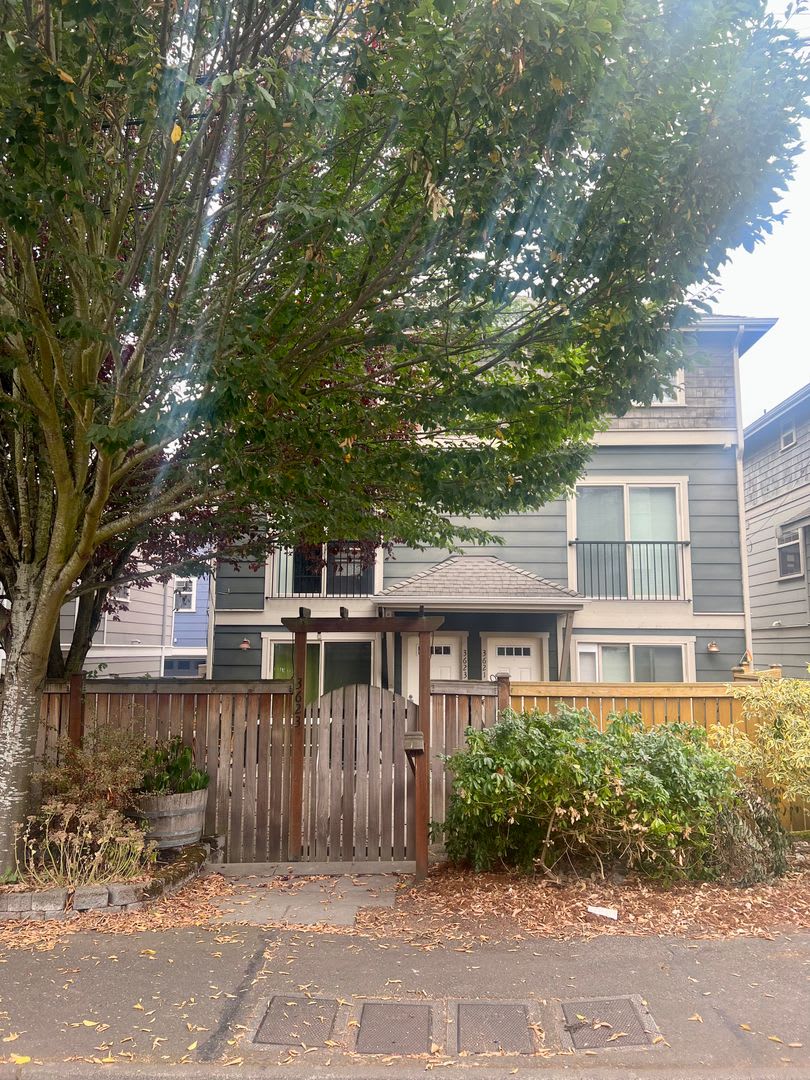 Available 1/0! Cozy townhouse in the Mt Baker neighborhood.