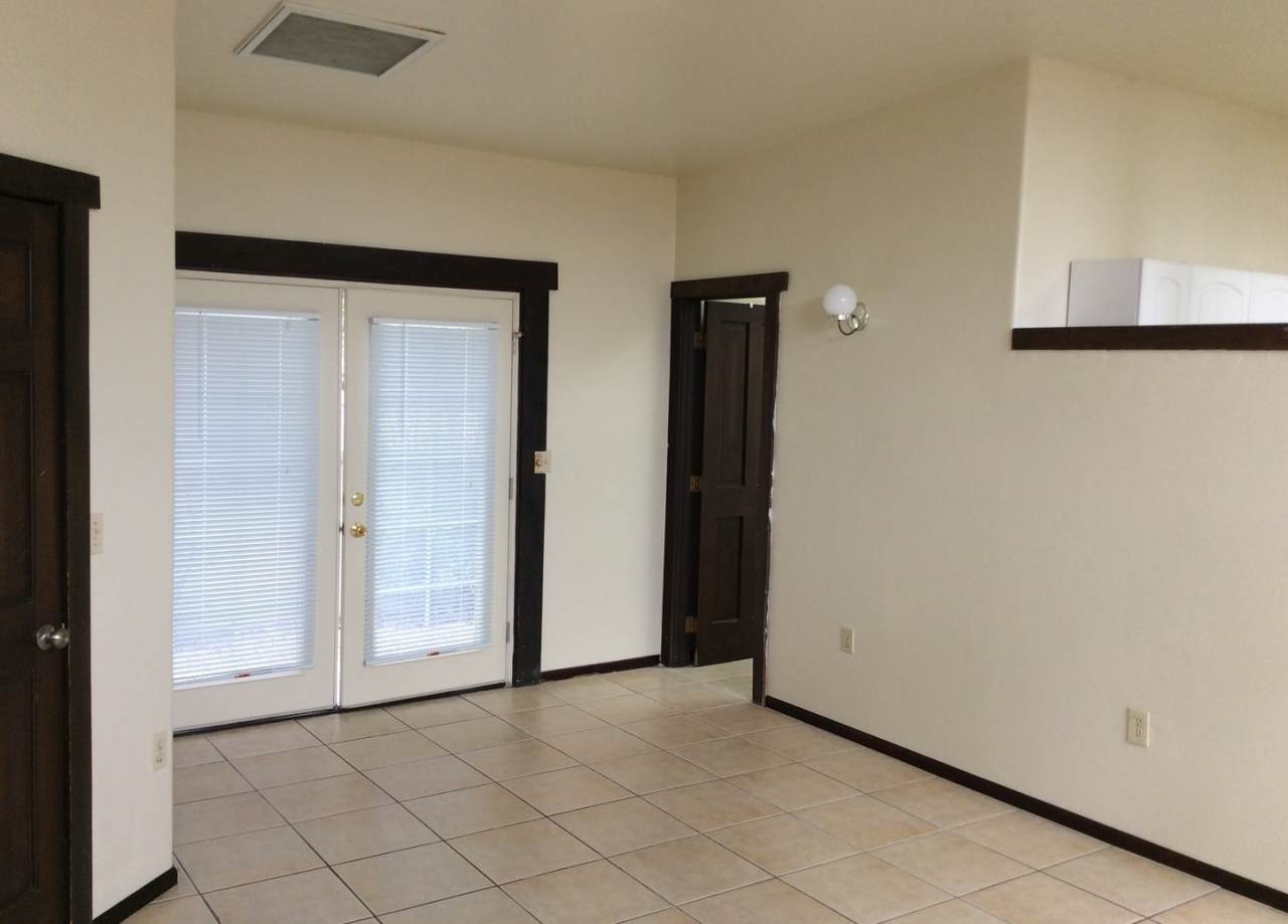 2 Bdrm/1Ba Duplex, A/C, washer  dryer Centrally located