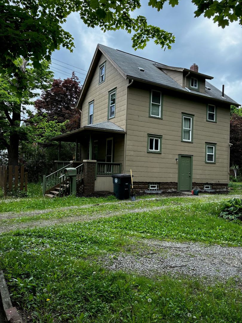 3 Bedroom 1 Bathroom Home Ready to Rent!