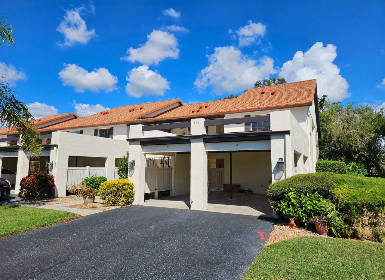 Seasonal Short-Term 2 Bedroom 2 Bathroom 2nd Floor Condo in Estancias of Capri Isles!