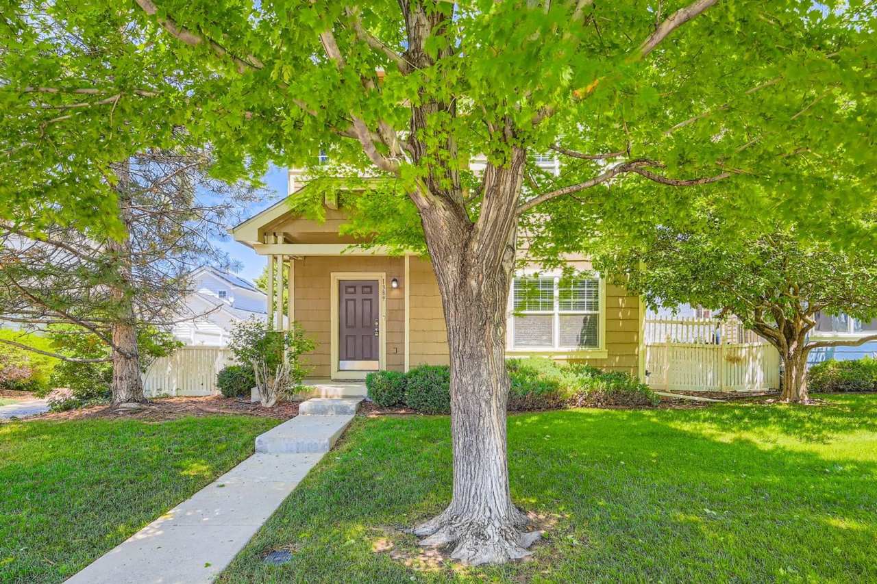 4 bed /2.5bath Charming Home in Aurora