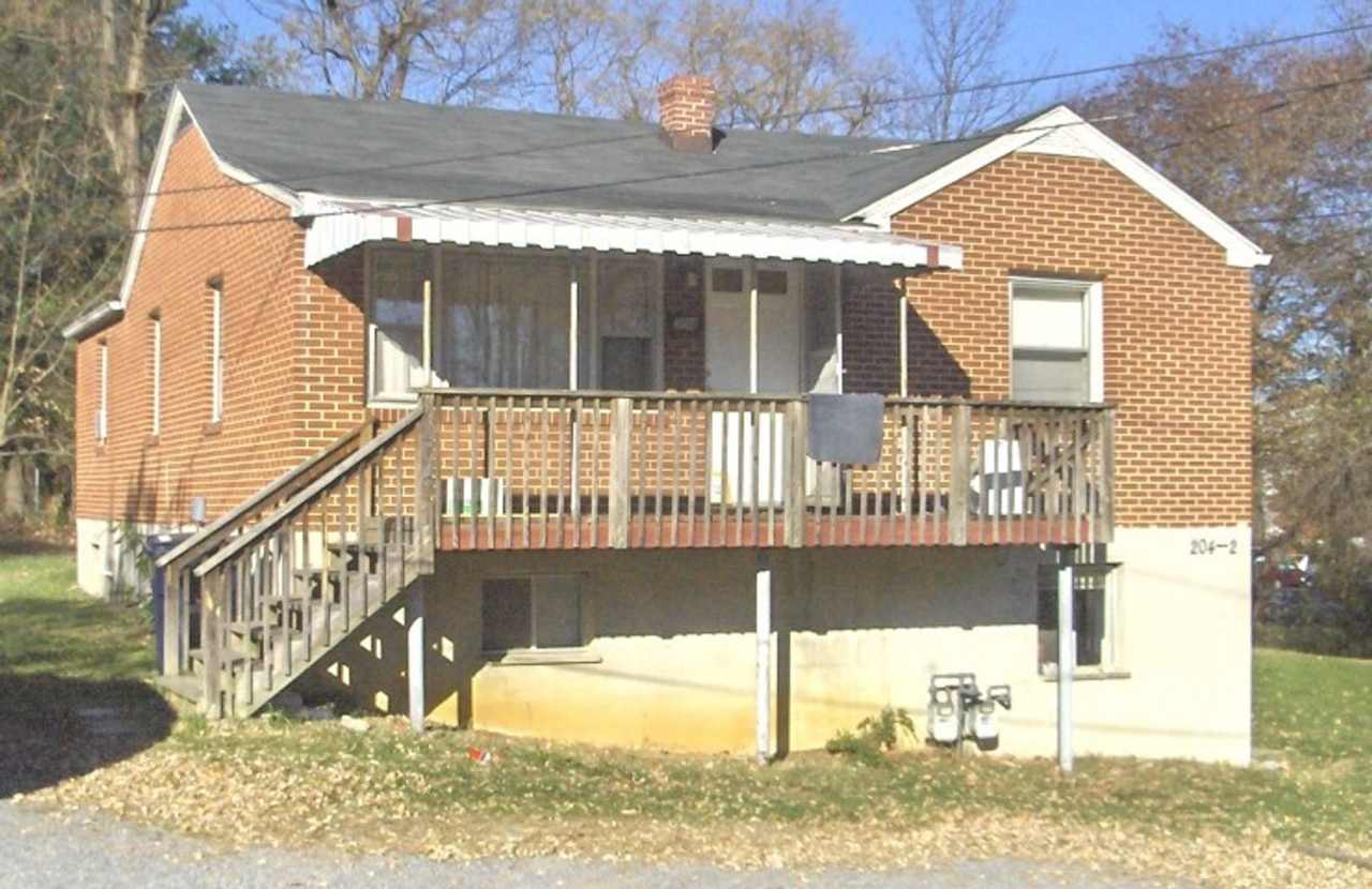* RE-RENTAL AVAILABLE 10/17/25 * 2 Bedroom 1 Bath Duplex