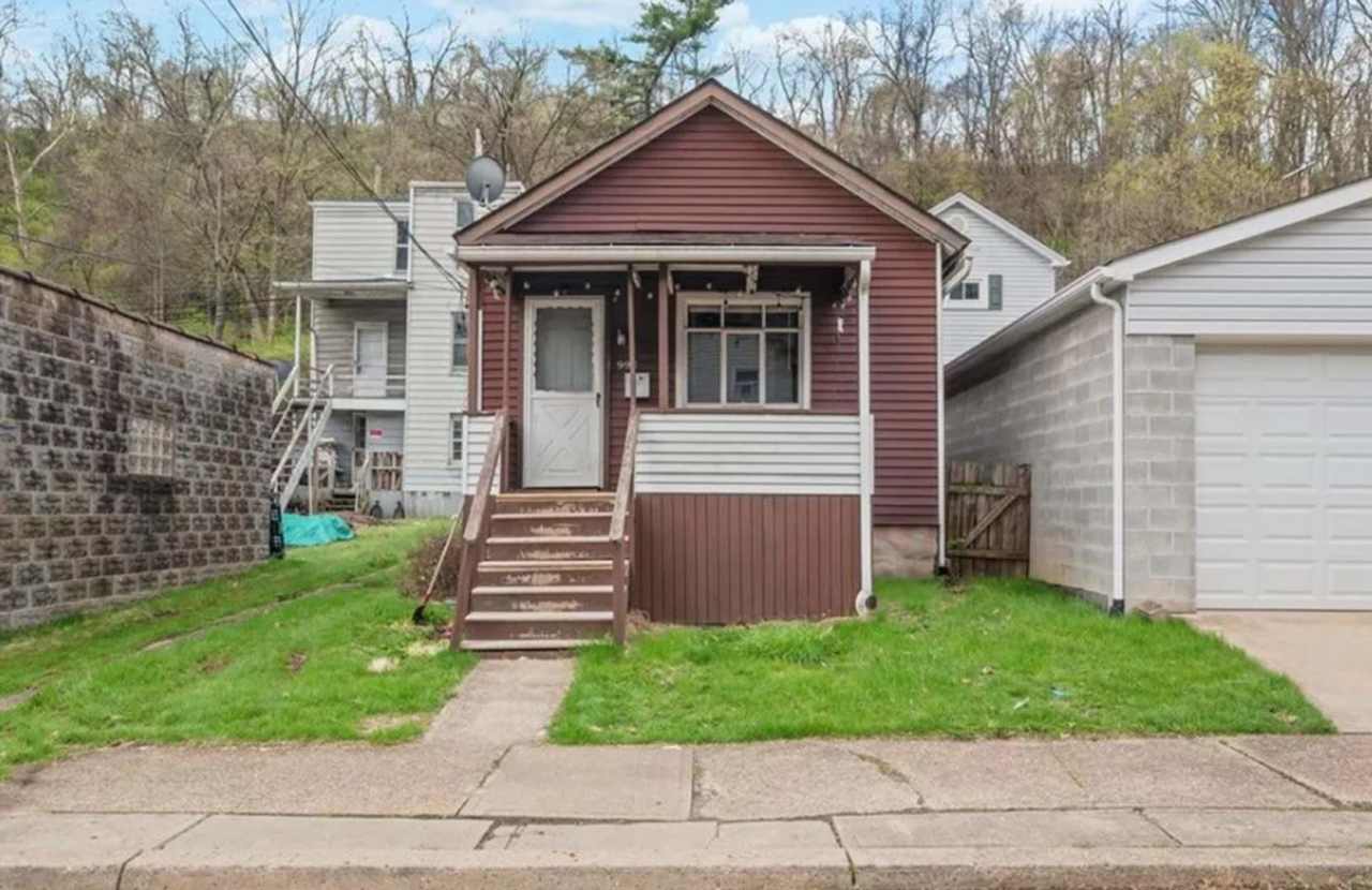 2 Bedroom Home in Carnegie!