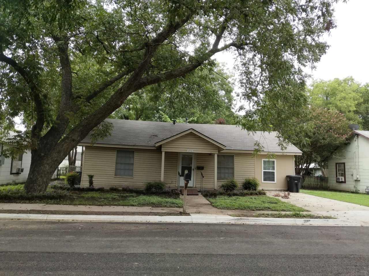 3/2 Near Downtown Cleburne!