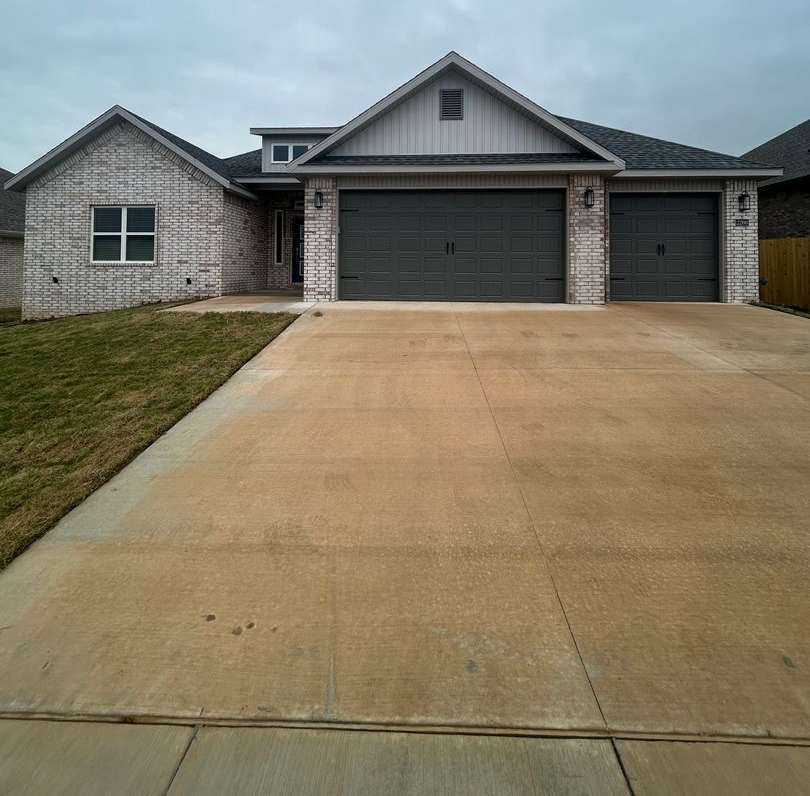 Beautiful Modern Home in Pea Ridge!