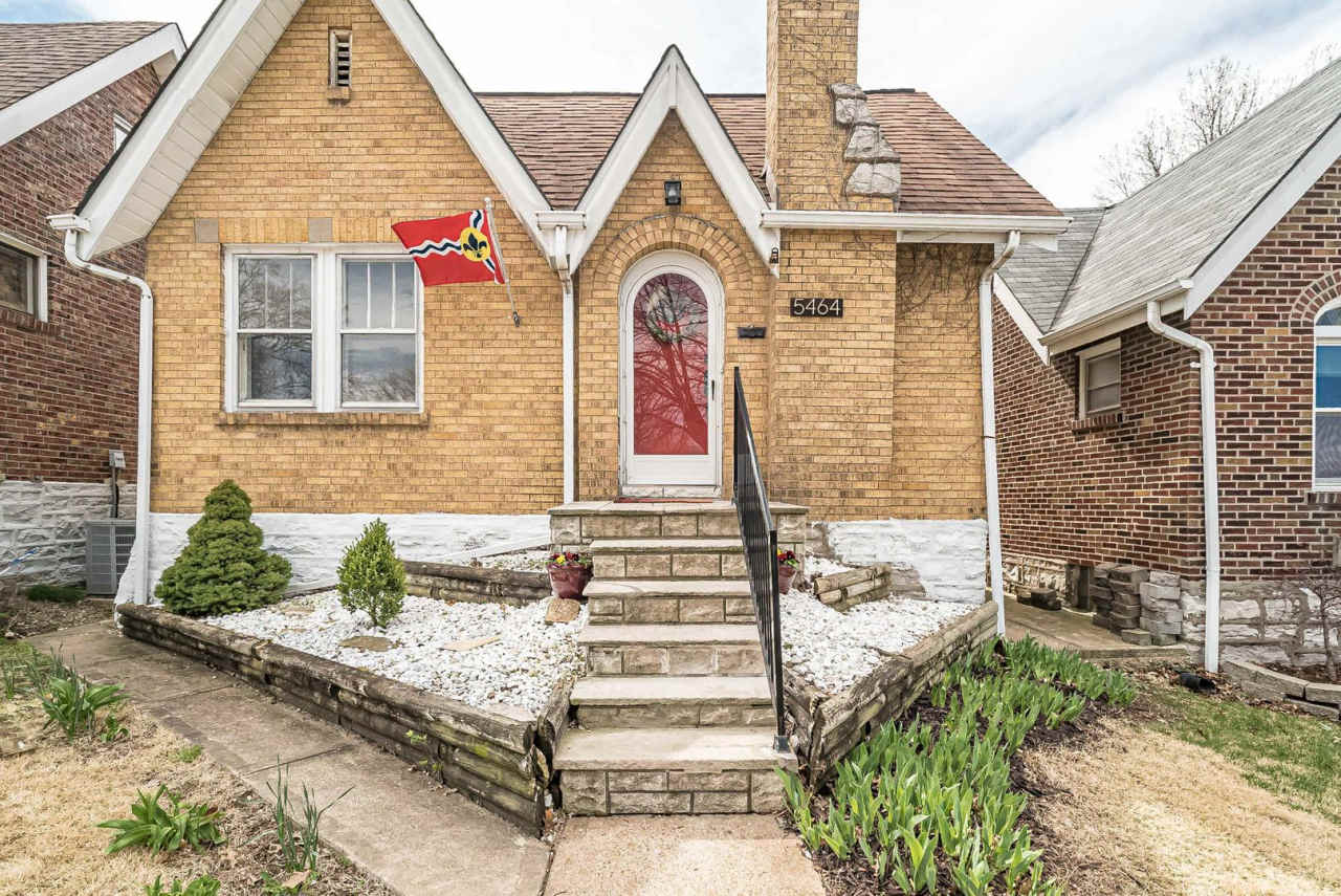 NEWLY renovated 2BD/1BATH home in darling South City St. Louis neighborhood!