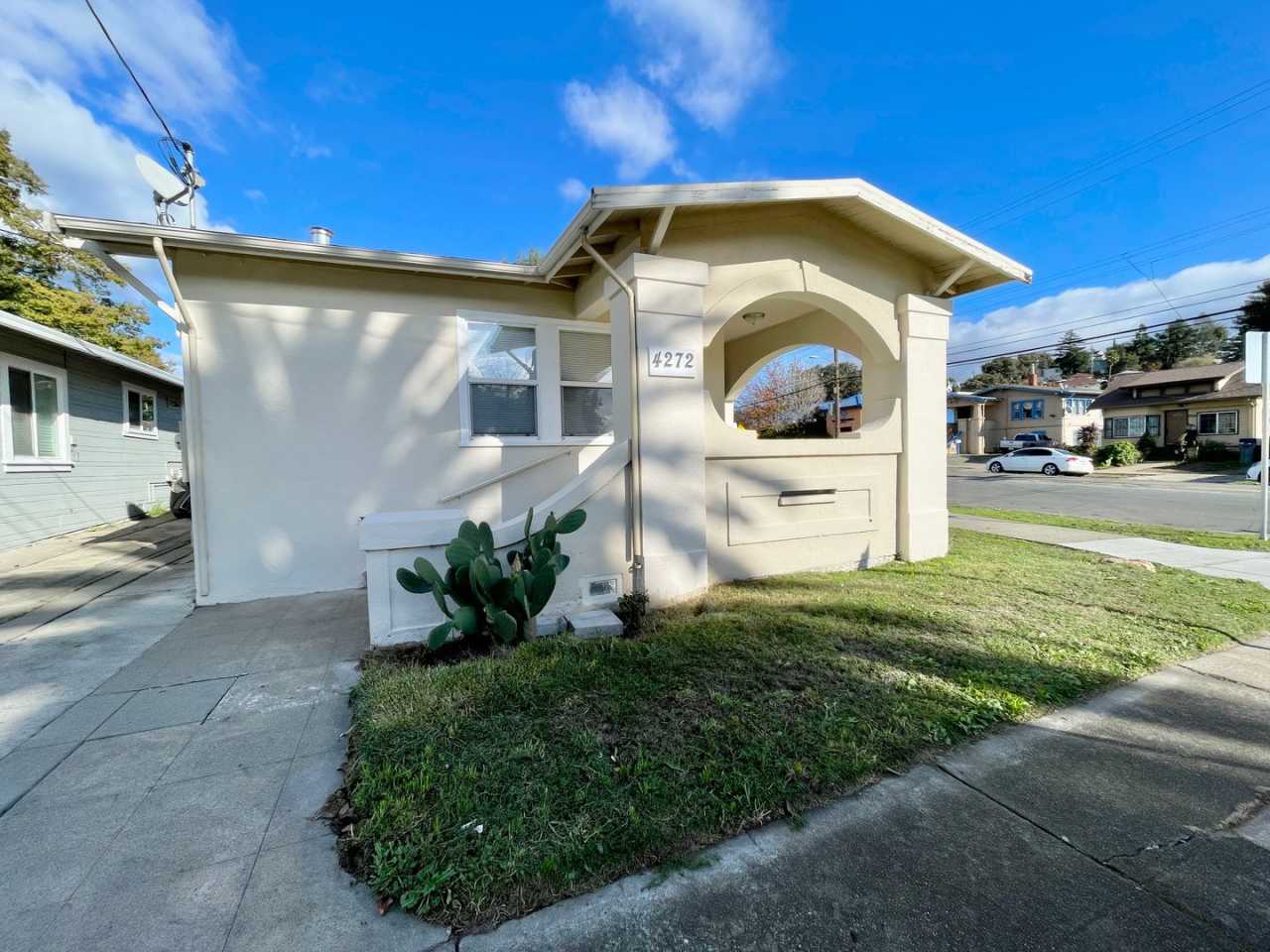 Charming 3 bedroom house on corner lot!