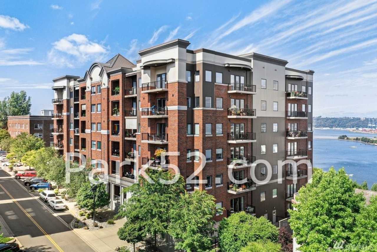 1 Bed 1.5 Bath Theater District Condo + Amenities