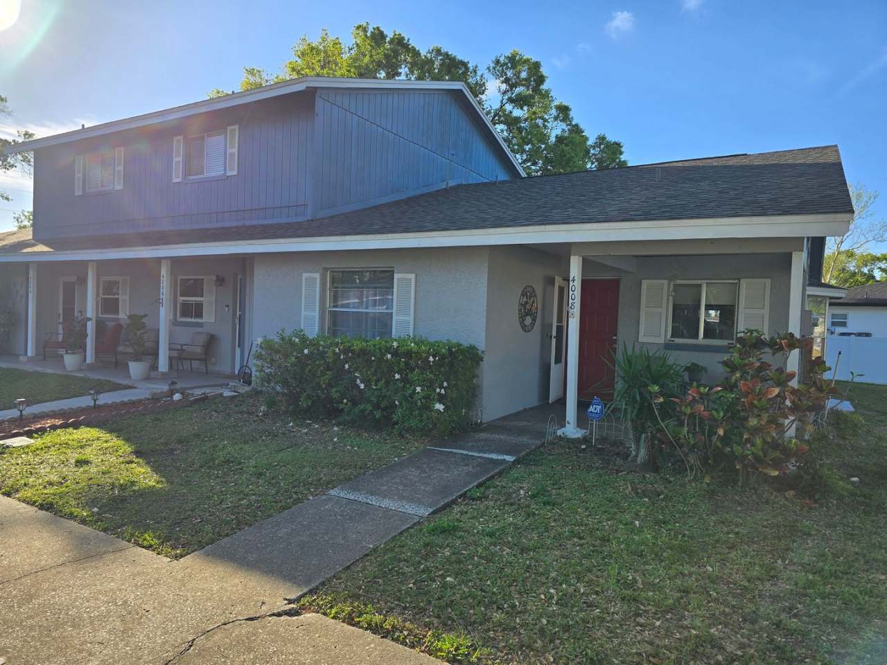 BEAUTIFULLY UPDATED FULLY-FURNISHED 2 BR/2 BA SINGLE-STORY VILLA (END UNIT) WITH SCREENED LANAI  POND VIEW!