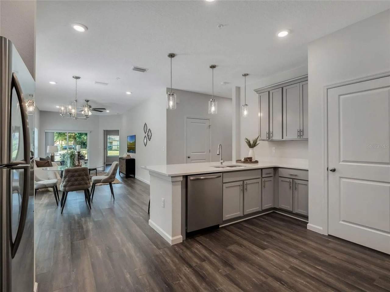 Modern Lakeside Townhome w/ 2-Car Garage + EV Charger | 4 Bed, 3.5 Bath | Lake Frederica, Orlando