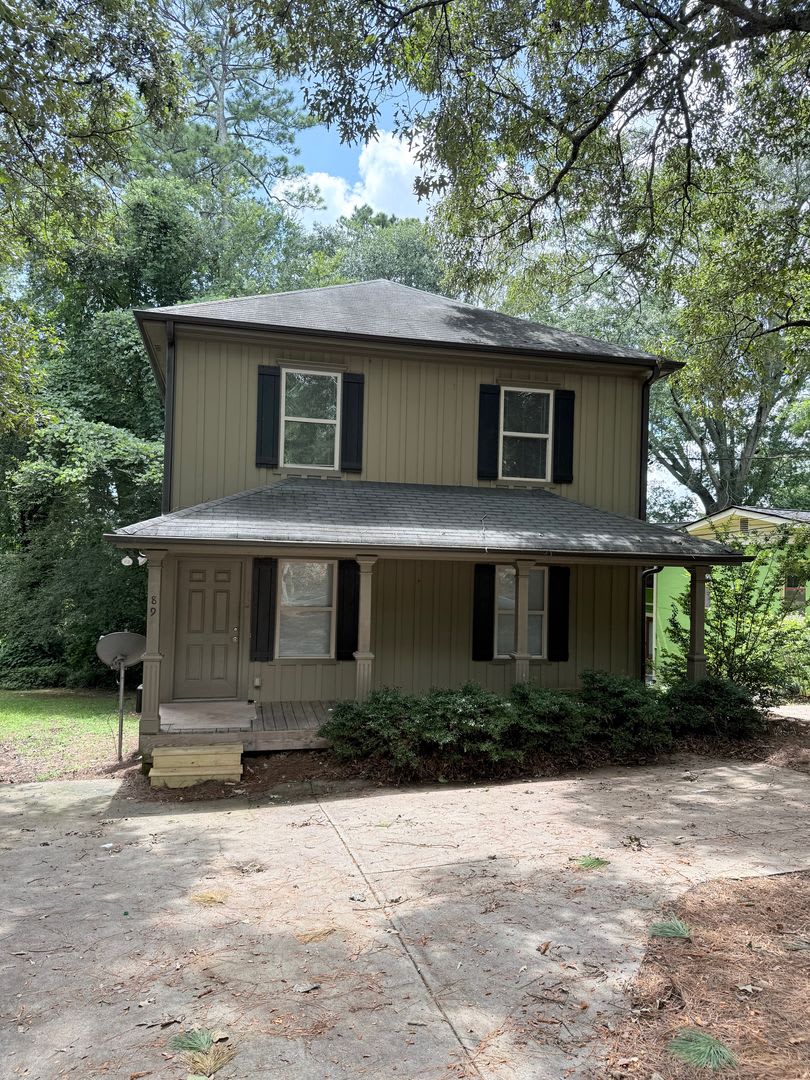 Four Bedroom Near Downtown Available for Pre-Lease!