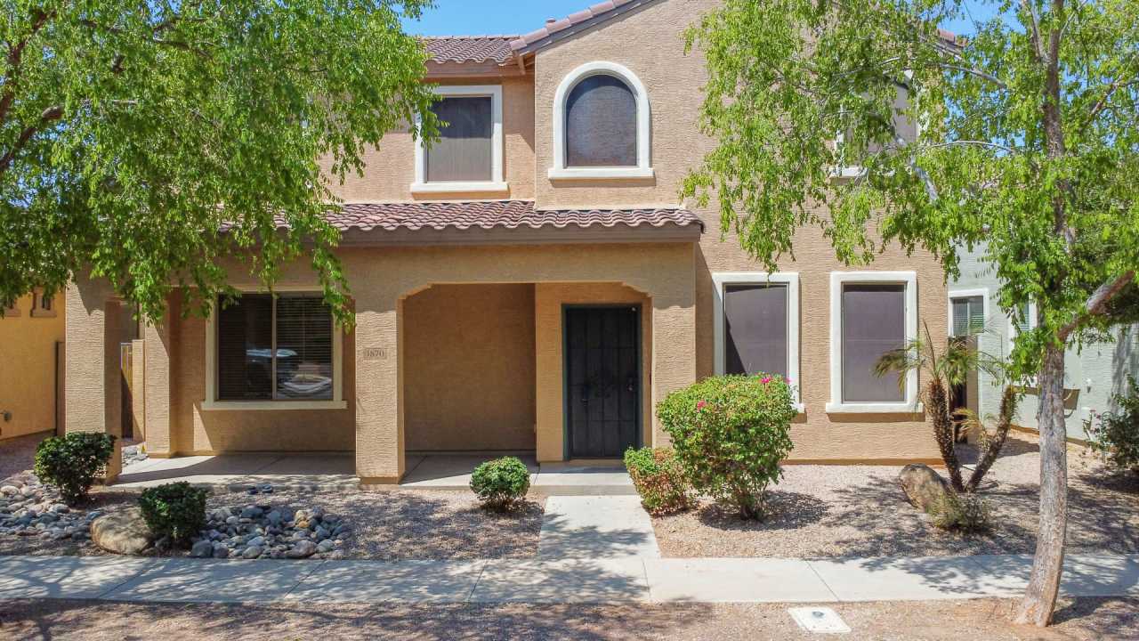 Nice 4 bedroom 4 bath home in Gilbert