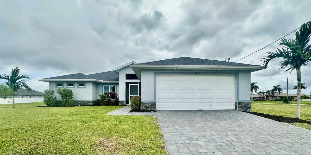 4 Bedroom 2 Bathroom 2 Car Garage- NW Cape Coral Home with Screened Lania