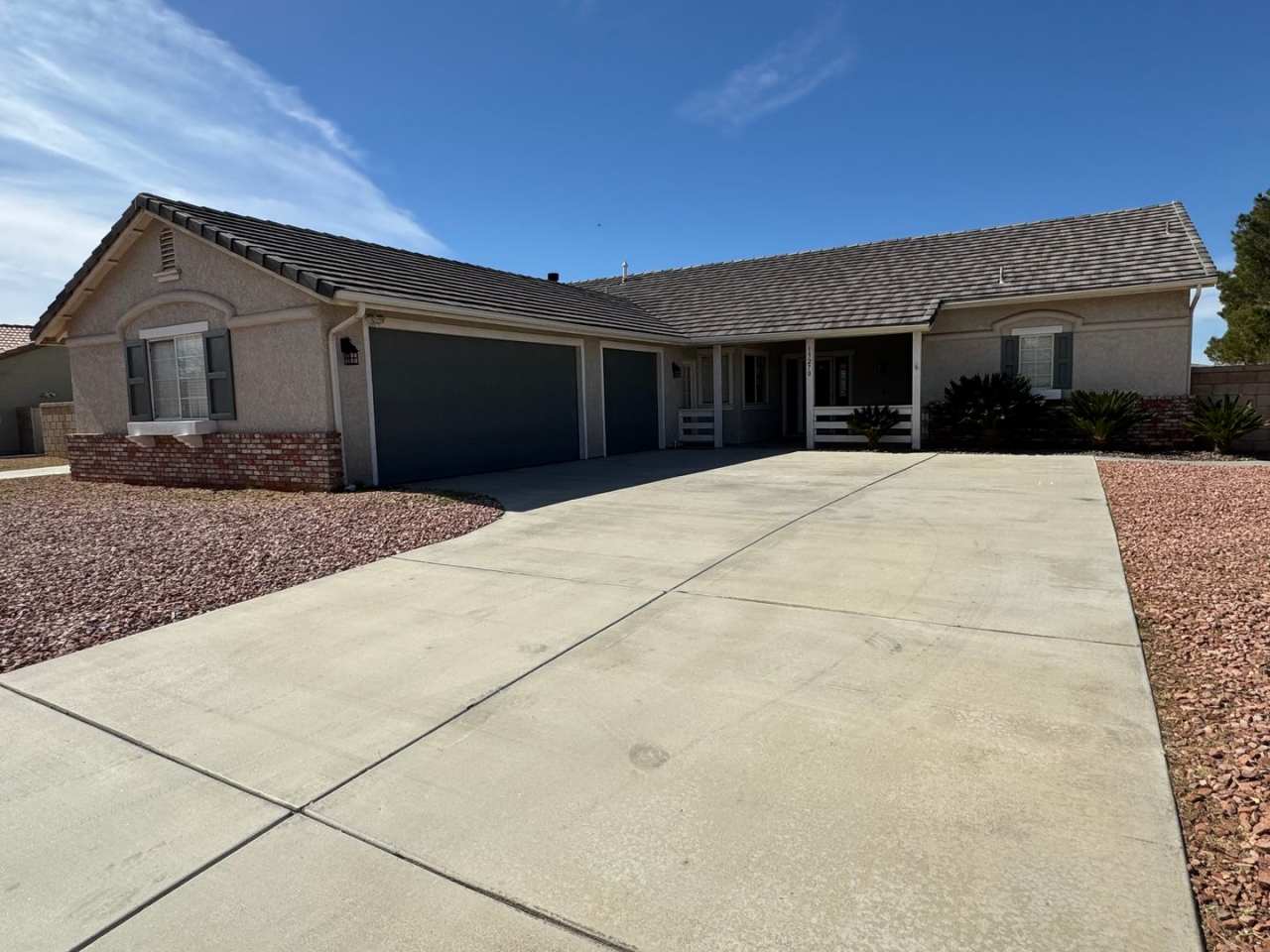 Apple Valley - Beautiful 4 Bedroom / 2 Bath Home
