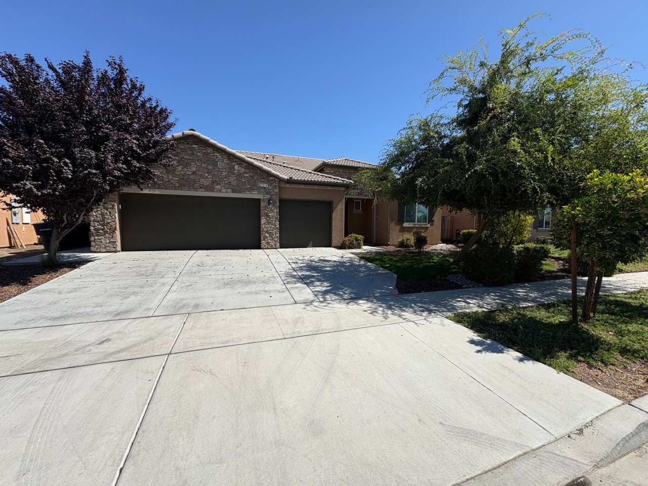 Immaculate 4 bedroom Hanford home Available Now!