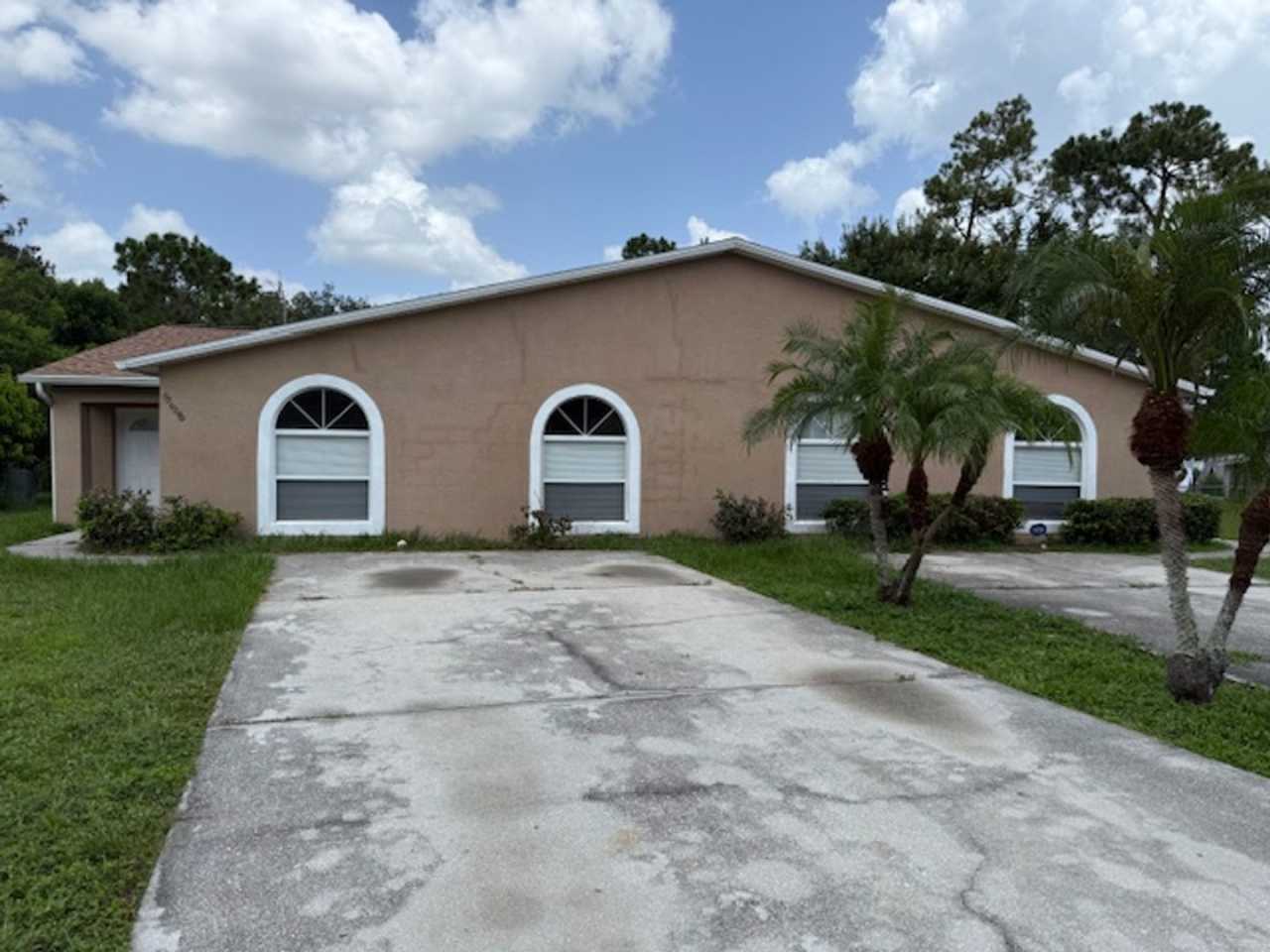 4/3 Duplex in Poinciana