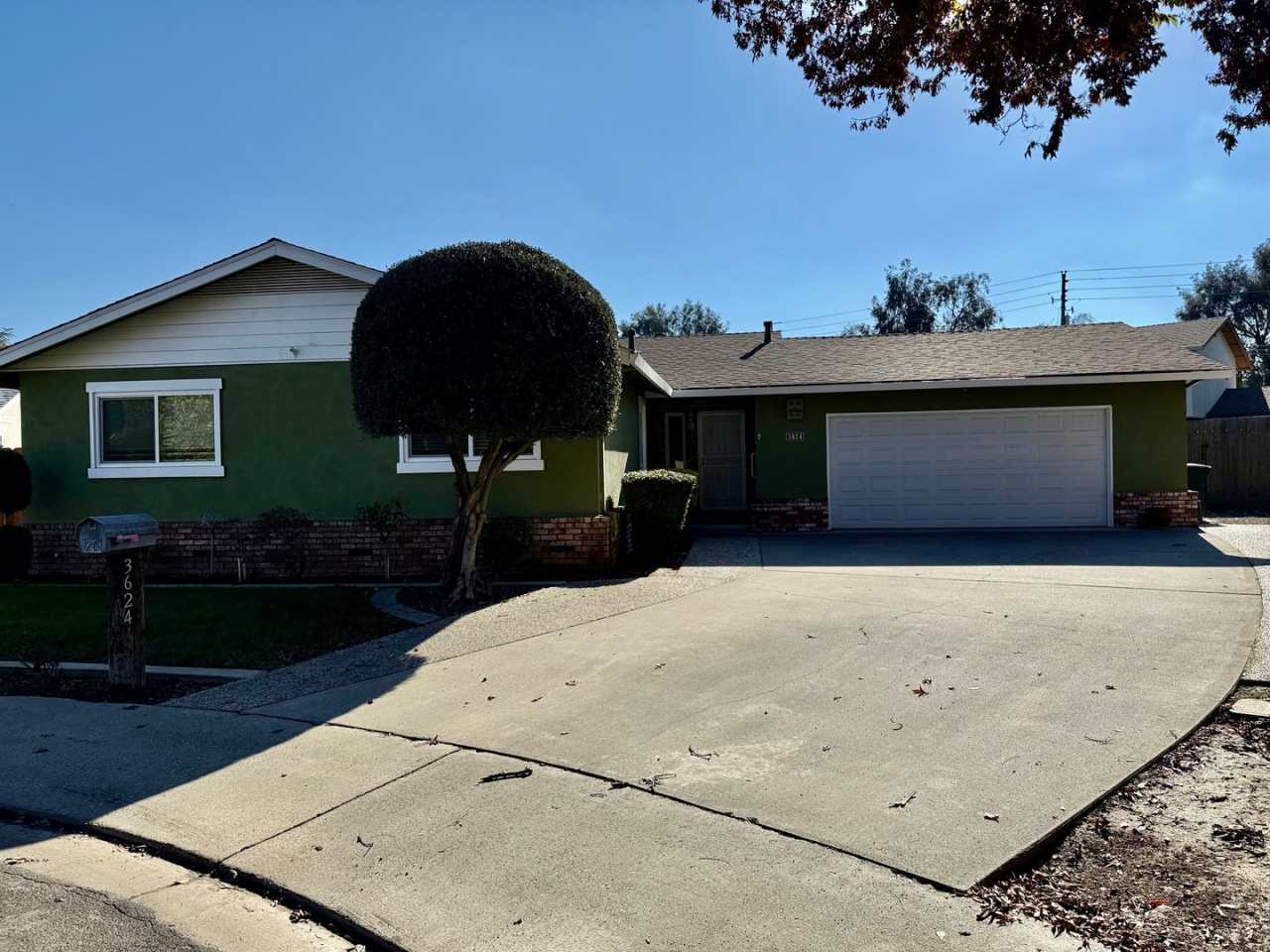 Single story home in established neighborhood!