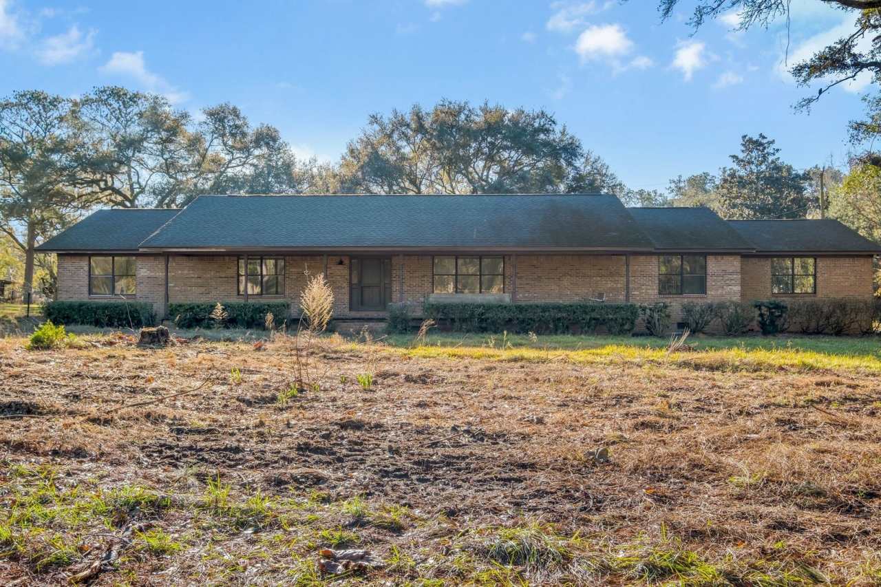 5 bed 2.5 bath home with acreage