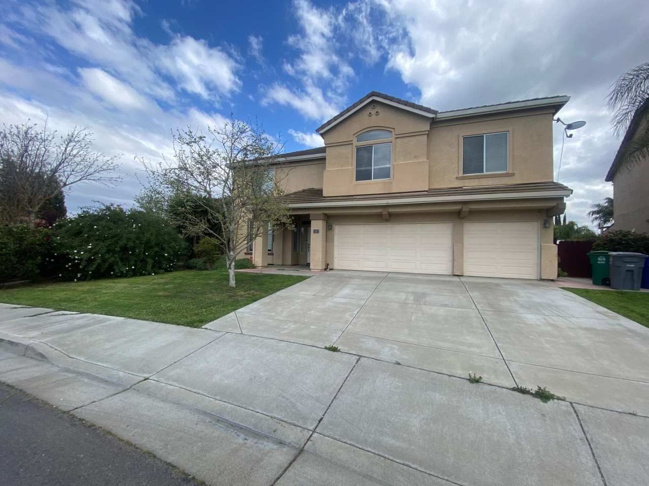 Large 5 bedroom home with spacious backyard and POOL!