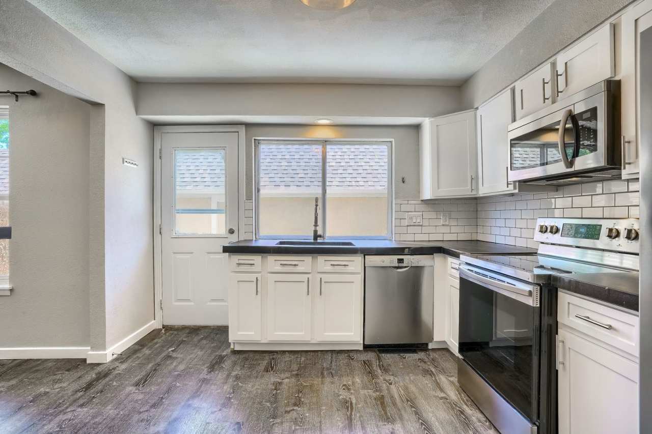 Comfortable Single-Family Townhouse in Quiet Community