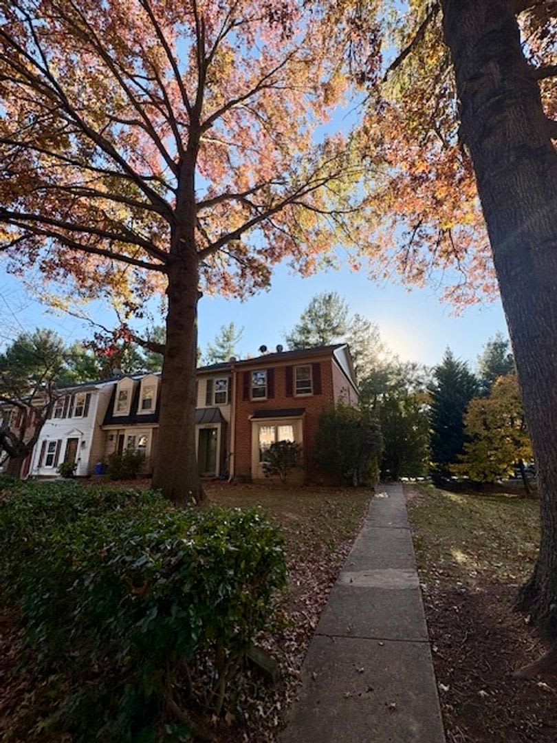 Beautiful end-unit townhome. Walkout basement. Quiet community