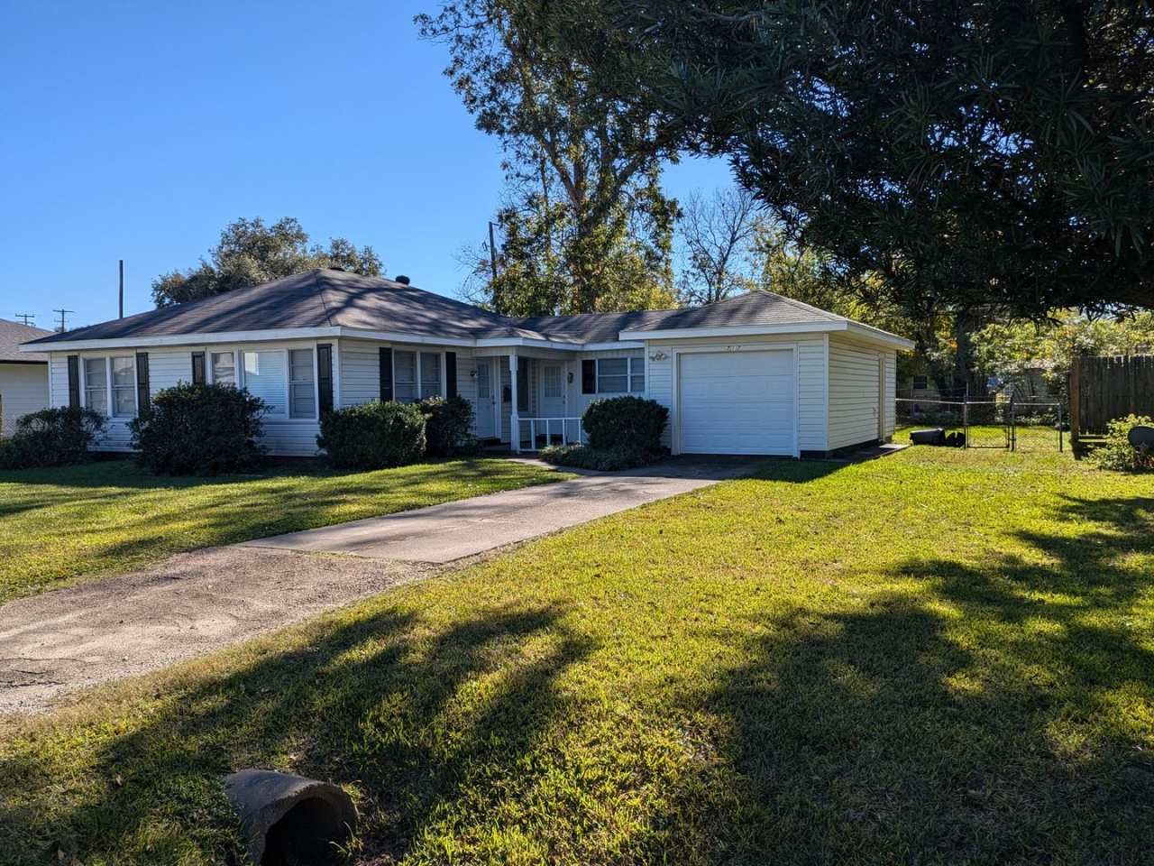 717 Riffle St., Port Neches, TX 77651