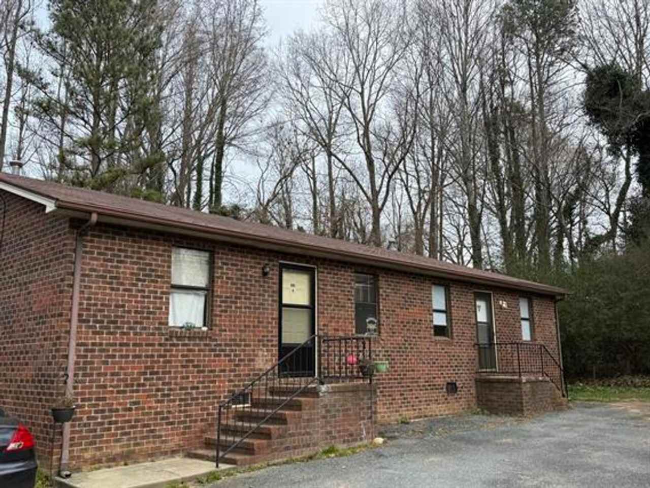 242 Hughes St, Apt B