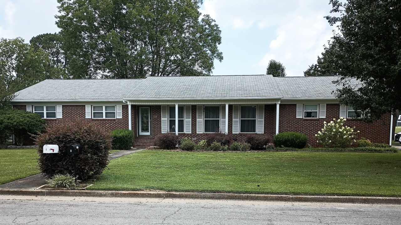 ~Beautiful, Well-Manicured Neighborhood~ ***Gorgeous 4/2 Home on a Corner Lot***