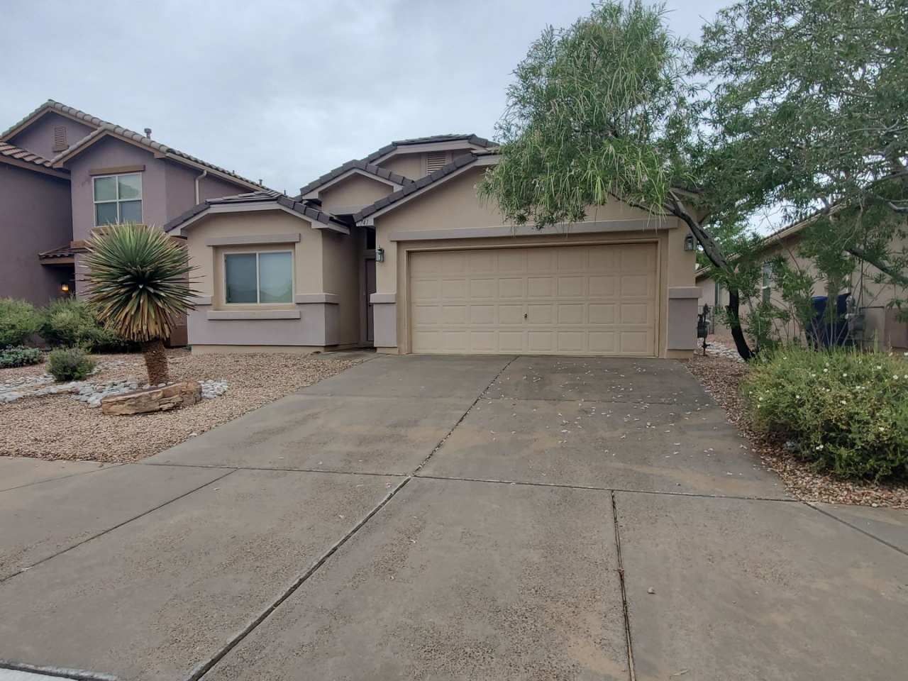 1/2 OFF 1st MONTHS RENT! 3 bed 2 bath 1800 sq ft in Huning Ranch!