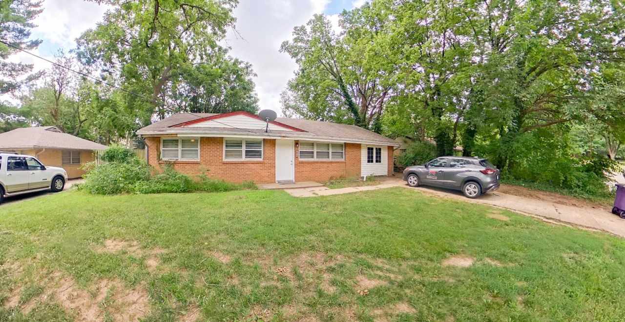 Close to Campus! Pet Friendly + Washer  Dryer Included + Off-Street Parking! Available August 1st!