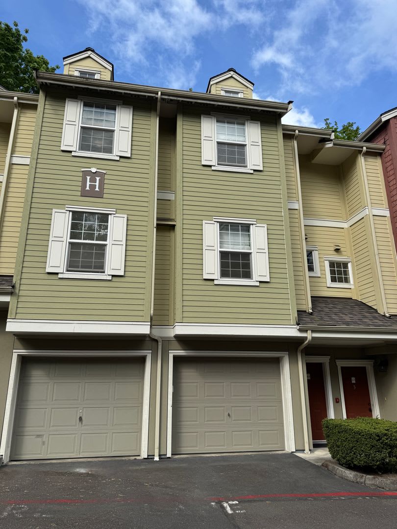 Gorgeous Townhome with W/S/G AND Gas!