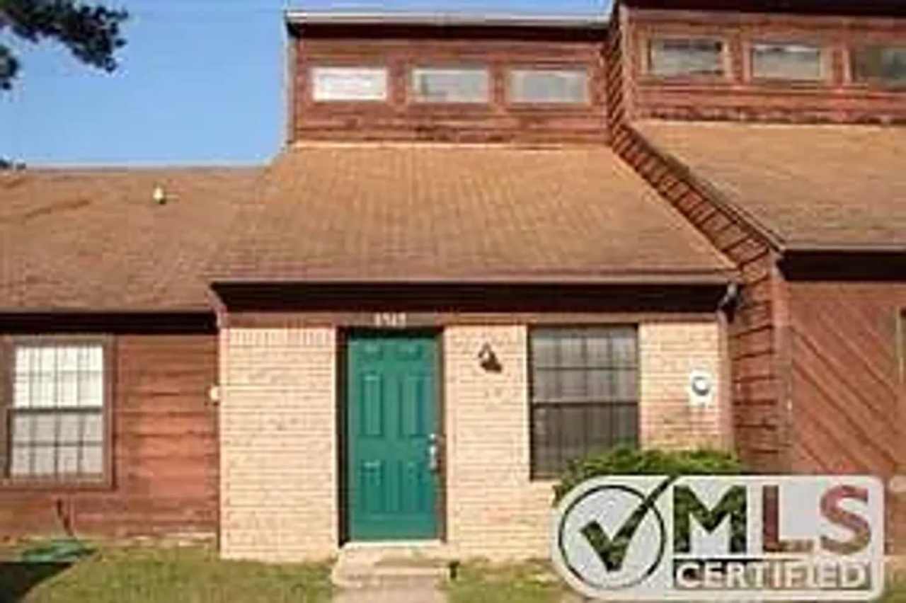 Sun-Filled 2/2 with Stainless Appliances  New Carpet