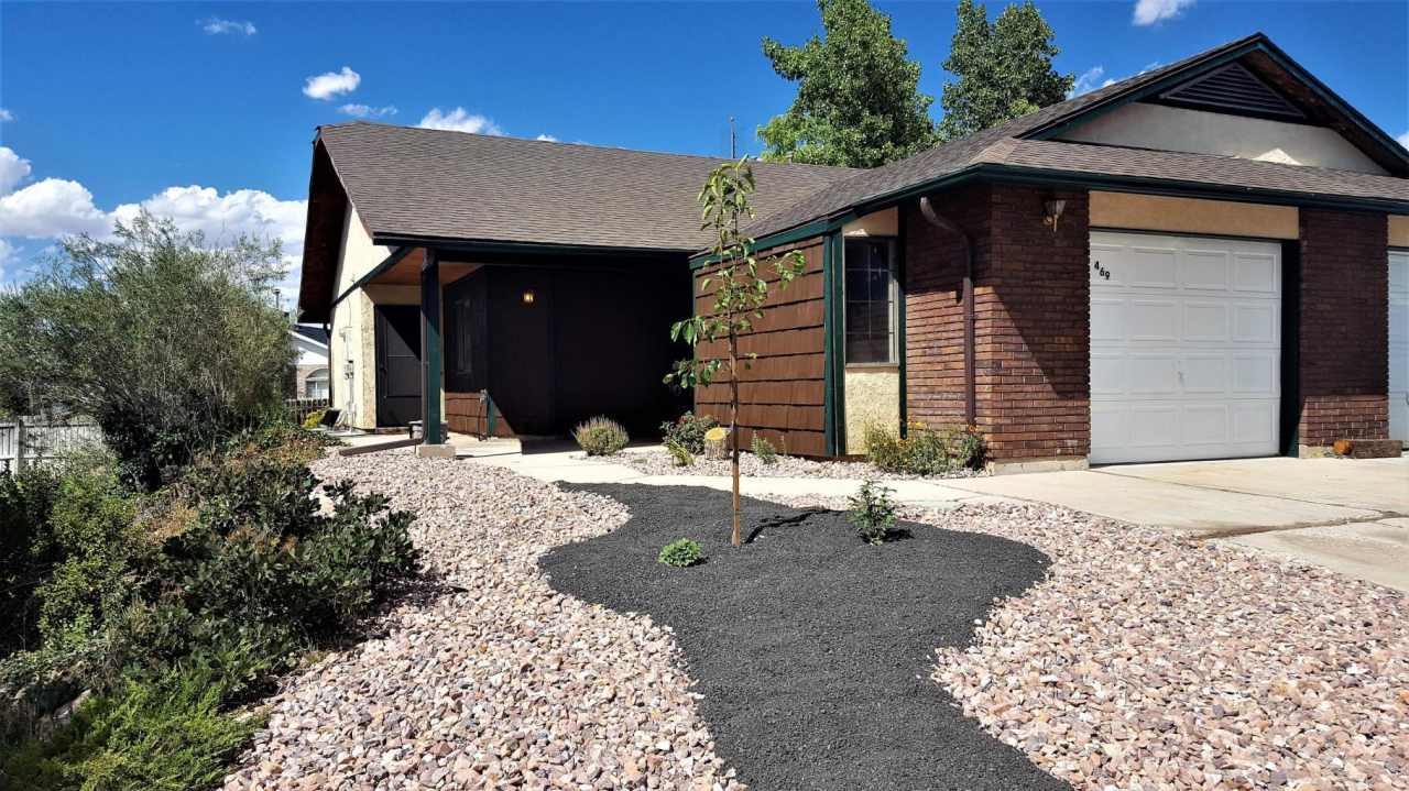 2 bed, 1 ba twinhome with attached garage