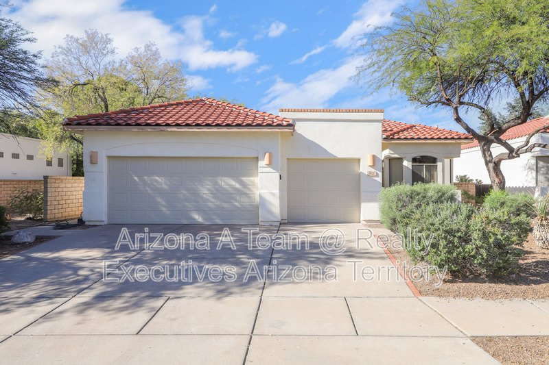 352 South Vía De Los Rosales