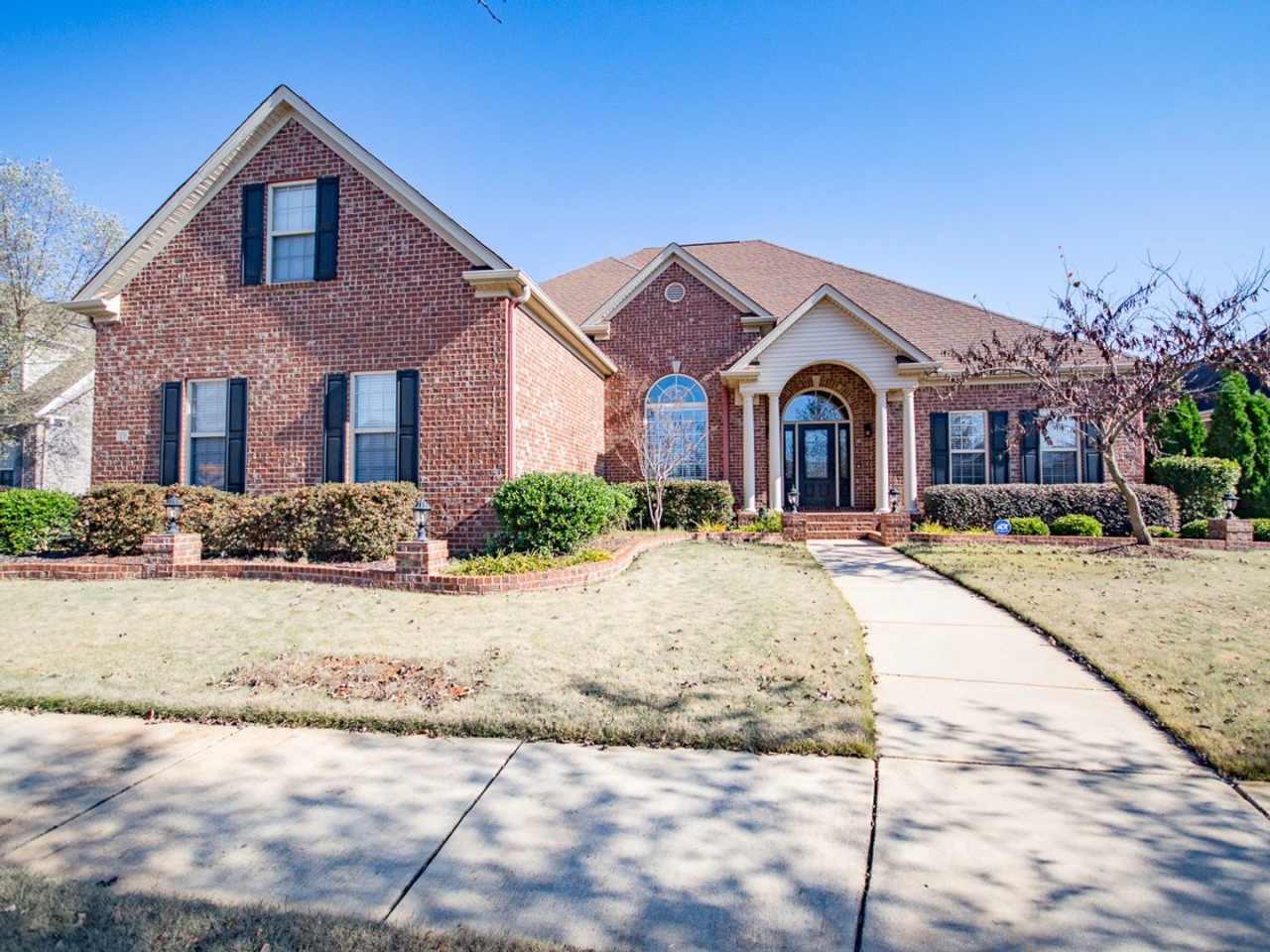 Lake Forest Subdivision. Enjoy all the amenities!