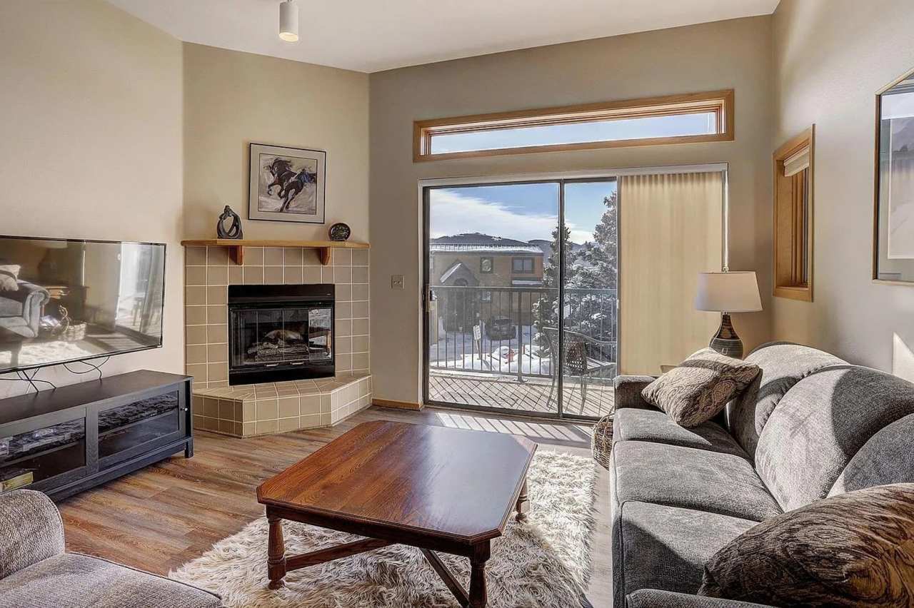 Summer Rental- Lake Forest F203