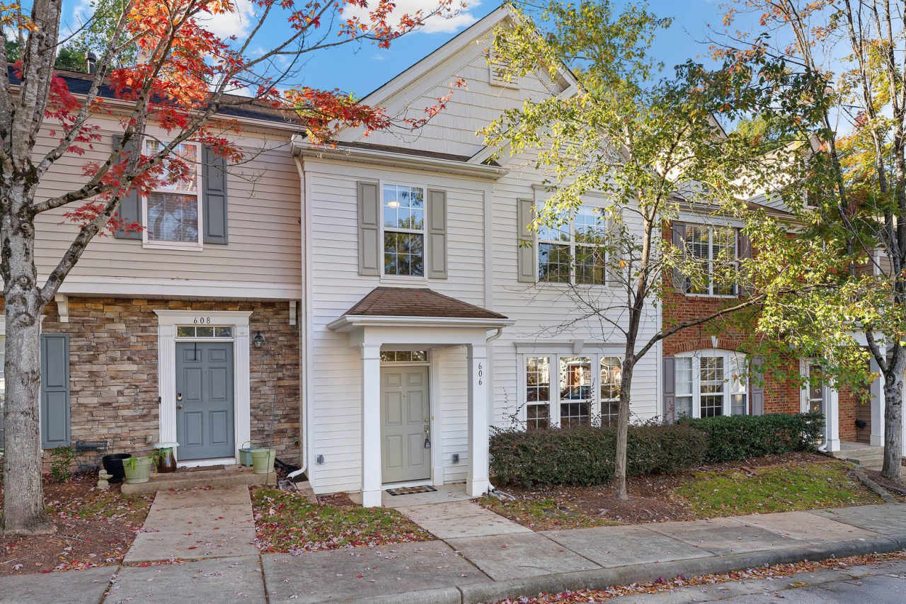 3 Bedroom, 2.5 Bathroom Townhouse with Fenced in Backyard! Located in Breckenridge, Morrisville - Available Now!