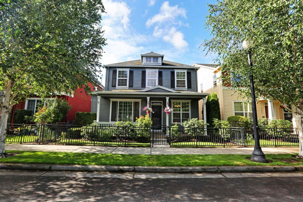 Bright  Beautiful Updated 3 bed, 2.5 Home in Hillsboro Orenco Gardens! Plus Den on main level