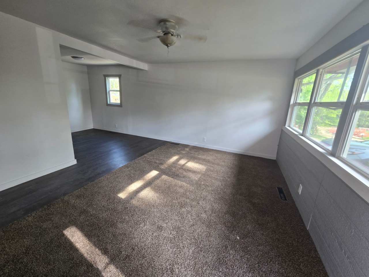 3 bed 1 bath house w/ fenced in yard