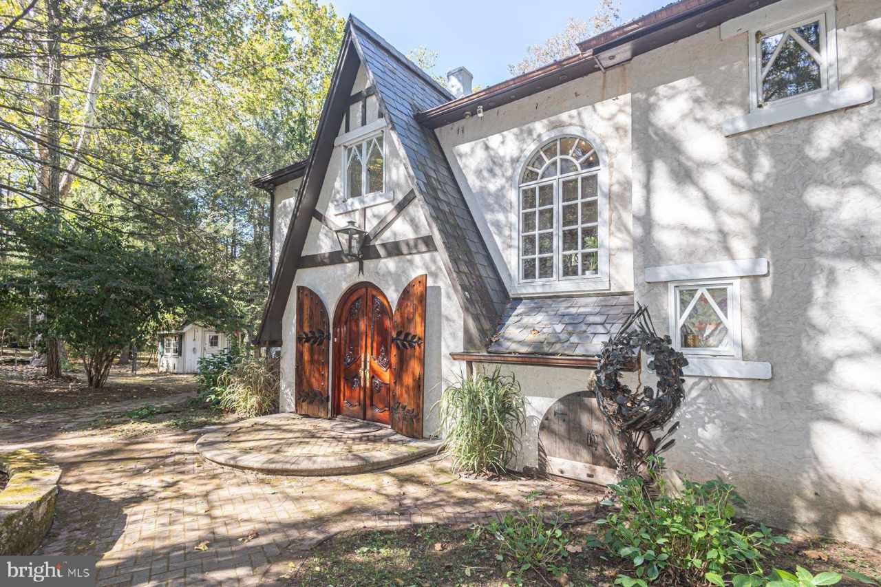 132 E DARK HOLLOW Road unit: Main House