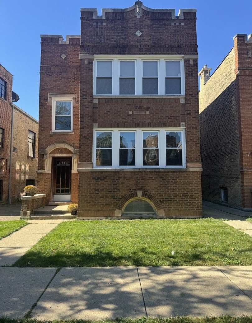 6208 N Artesian Avenue