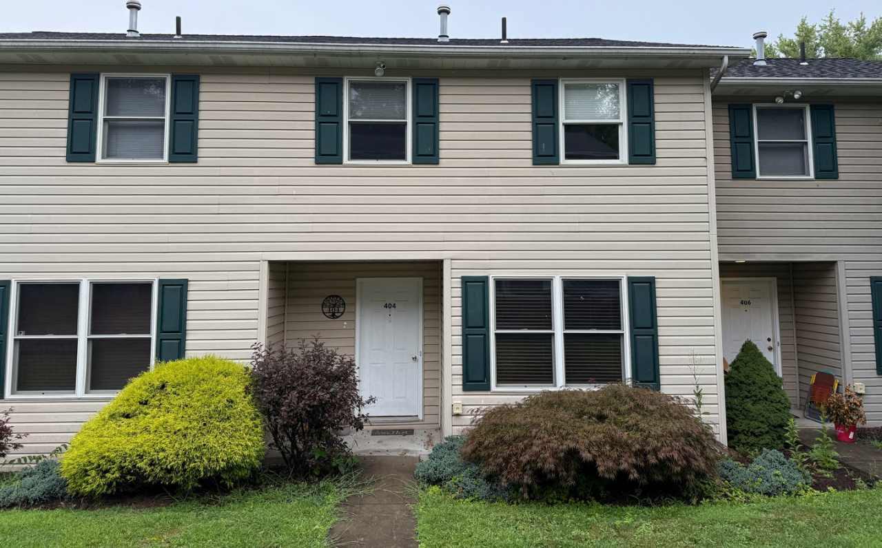 Beautiful 2 Bedroom Townhome - Only Steps from Hillcrest Golf Club!